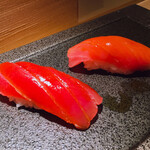 Chokotto Sushi Bettei - 手前：マグロ赤身　奥：中トロ　いつまでかわかりませんが本マグロ祭りでお手頃価格でした