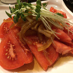 鶏's - 鶏’s(自家製玉ねぎドレッシングがけのトマトサラダ)