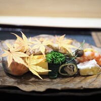 津の守坂 小柴 - 八寸　柿と原木椎茸と粟麩の白和え　鳥松風　玉子カステラ　赤万願寺とうがらし棒寿司　わかさぎあちゃら漬け　牡蠣の海苔巻き　菜の花の昆布〆　車エビの干し雲丹射込み　など