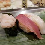 寿司 魚がし日本一 - 三崎港直送鮮魚３貫。