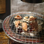 焼肉ジャッカル - 独り炭火に火照り臓物と向き合う至極の旨刻♡