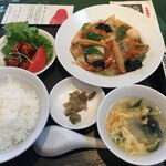 中国料理 翠園 - 平日ランチの八宝菜920円(税込)です。綺麗に丁寧な盛り付けが目をひきます。