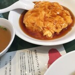 中国料理 翠園 - 妻は天津飯(スープ付き)880円。両方とも今ひとつ。
