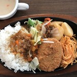 ステーキ宮 - 2019/12再訪 ステーキ宮 ひたちなか店 宮ランチ\680(税別) あつあつ鉄板にご飯のせてベジカレーかけてみました