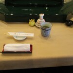 Sushi Idu - カウンター、檜一枚板