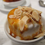 ラミティエ - イルフロタント(カスタードソースにメレンゲを浮かべ、アーモンドスライスとキャラメルソースがけ)