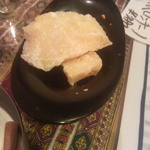 俺のイタリアンバル 八重洲　 - お通し？のチーズ！