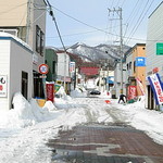 かねとも寿し - 店前　奥は厚田神社