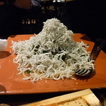 ビストロ椿 - 山盛り生しらすのペペロンチーノ　