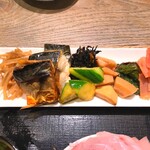 魚助食堂 - サイドのおかずも盛り放題