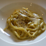 オルトレヴィーノ - ピスタチオとパルミジャーノのペーストのスパゲティ