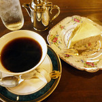 炭火自家焙煎 珈琲倶楽部 - ブレンドコーヒー500円とレアチーズケーキ300円