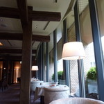 キュイジーヌ[s] ミッシェル・トロワグロ - 古民家の梁が使われている、落ち着いた内装は本店の雰囲気と近づける為