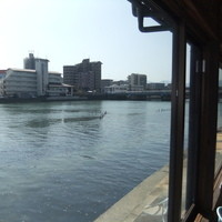 三四郎 - 窓の外には室見川がみえます