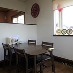 チャイナ食堂 彩菜房 - テーブル席は4卓