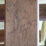 キュイジーヌ[s] ミッシェル・トロワグロ - お食事中に気づいた、梁にかいてある「ミッシェル・トロワグロ 」のサイン♪