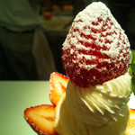 フルーツカフェ　フルータス - 粉糖を身にまとい・・・キュートなあまおう