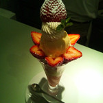 フルーツカフェ　フルータス - あまおうのパフェ（１８９０円）