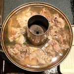 小尾羊 美健食道 - 麻辣火鍋ランチセット 1030円 の麻辣火鍋の豚肉