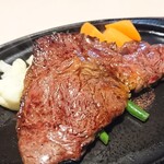 ステーキ 東洋館 - ランプ肉は程好い歯応えで美味しい。