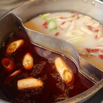 Ippin Hinabe - 火鍋の麻辣湯と白湯