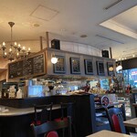 Brasserie BASEL - 左側のカウンター席、前回２回、利用させていただきましたが、意外に落ち着くので気に入っています。今日は、二人がけのテーブルでした。