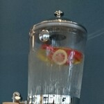 スーホルム カフェ - りんごとレモン入りの水