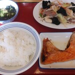 富山上袋食堂 - 鮭塩焼き・いか木耳のうま塩だれ炒め・わかめ酢・ご飯中