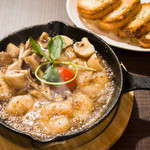 ルーシースタンドダイニング - エビとたっぷりキノコのアヒージョ