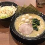 Yokohama Iekei Ramen Tsuru Noya - 醤油ラーメン、うずら卵トッピング＋もやキャベ