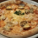 雪詩慕雲 - シーフードトマトピザ。