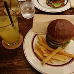 ブッチャーズ クリーム - アボガドチーズバーガー＆パイナップルジュース。