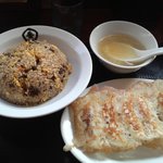 中華食堂 一番館 新宿歌舞伎町店 - 和風そぼろ炒飯と餃子