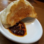 弥惣吉 - 最後のひとつは特製の手作りラー油でいただきます