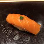 鮨みなと - サーモン　にきりをつけて