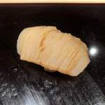 鮨みなと - ホタテの貝柱。手で裂いたもの。