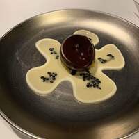 フィリップ・ミル 東京 - 赤ワインを纏った半熟卵