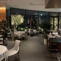 フィリップ・ミル 東京 - 解放的な空間