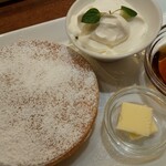 mirukuandopafeyotsubahowaitoko-ji - よつ葉バターとメイプルのパンケーキ