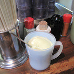 ふきや - ふきやのお好み焼きに重要なアイテム。酸味の少ないマイルドなマヨネーズ。