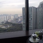 バー＆ラウンジ  トゥエンティエイト コンラッド東京 - 窓際席の眺め