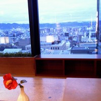 京都和久傳 - 窓側のカウンター席から