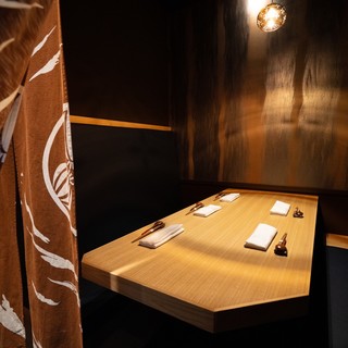 カーテンで仕切る、モダンな半個室です。親しい方とのお食事にどうぞ。