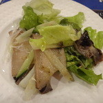ビストロ茶葉蘭 - 鮑のサラダを取り分けて