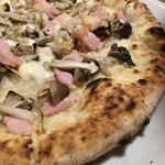 シシリヤ - コルニチョーネ　生地の中心からの空気が綺麗に端に集まり、膨らんで旨味になる。薪のかほりが移って美味しい