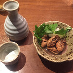 石臼挽きそば 石月 - 牡蠣の山椒煮と酒器