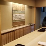 道人 - 店内
      華美でなく落ち着いた雰囲気
      檜の１枚板のカウンターが美しい
      席に座り少しずつこの世界観に浸っていきます