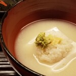 道人 - ②胡麻豆腐、利尻昆布&鰹節出汁の白味噌合わせのお椀、もち米と蕗の薹&とき芥子載せ
      白味噌の穏やかな甘みに利尻昆布の透明感がありながらも輪郭がはっきりしたキレのある味わいが重なります。