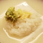 道人 - ②胡麻豆腐、利尻昆布&鰹節出汁の白味噌合わせのお椀、もち米と蕗の薹&とき芥子載せ
      プルプルの胡麻豆腐にもち米をたっぷり載せ、蕗の薹の清い香り、とき芥子がアクセントに。
