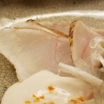 道人 - ③虎河豚(山口県下関産)、虎河豚の白子のソース、鉄皮&小葱の胡麻油和え
      白子をペーストにして火入れ、更に裏漉し
      ネットリしつつもサッパリと。
      鉄皮には少量の胡麻油、これも良い。